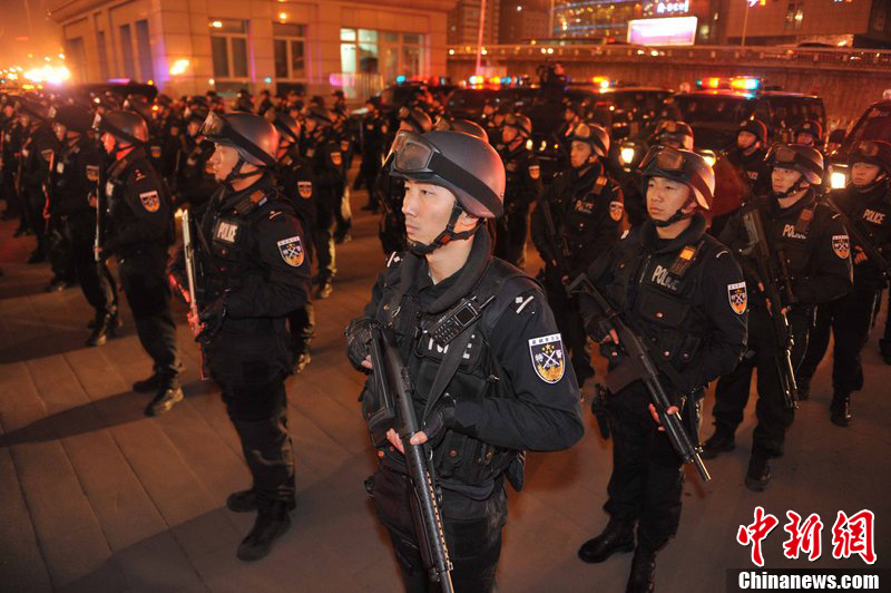 北京警方举行处突演练确保两会安全
