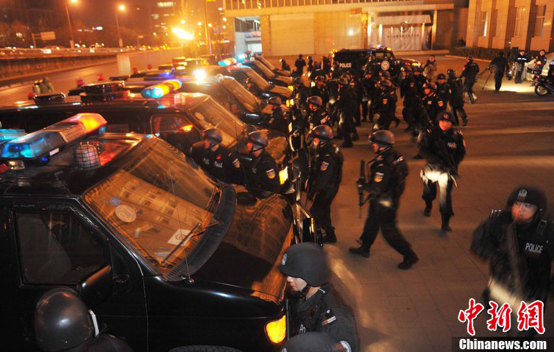 北京警方举行处突演练确保两会安全