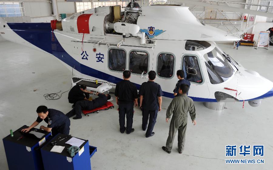 在广西南宁市西北郊西乡塘区石埠镇南宁警航基地,工作人员在对警用直升机进行维护(4月4日摄)。
