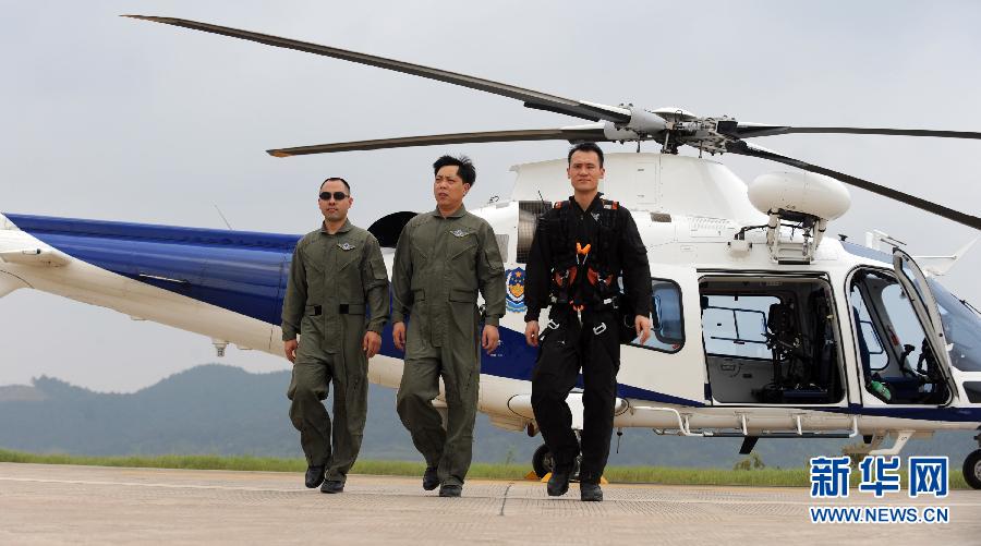 在广西南宁市西北郊西乡塘区石埠镇南宁警航基地,机组结束任务后走下警用直升机(4月4日摄)。