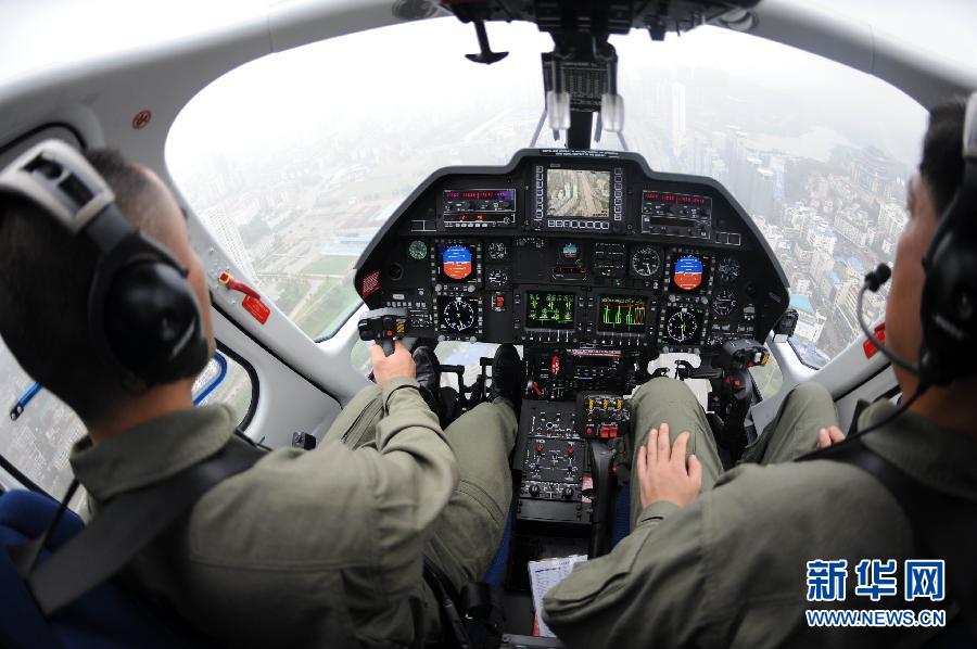 飞行员驾驶警用直升机在南宁市上空巡逻(4月4日摄)。