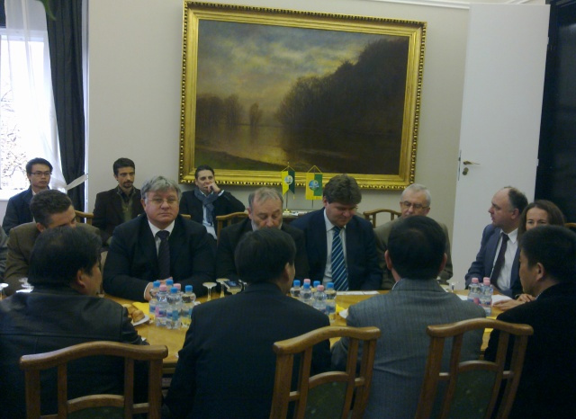 代表团到达州政厅时，匈牙利费耶尔州议会主席Törő Gábor先生接待浙江省代表团