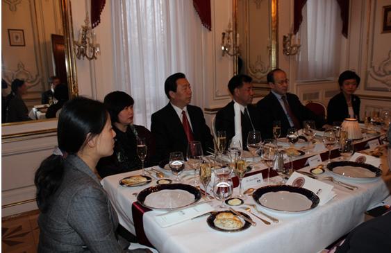 肖千大使在使馆会见代表团一行，并出席了有关活动