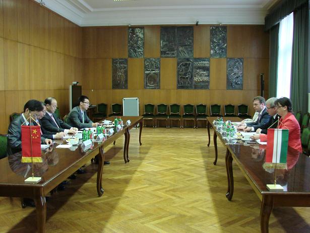 肖千大使拜会匈牙利地方发展部长法泽考什