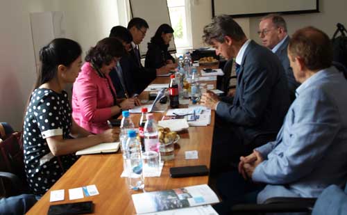 青岛市的代表团访问了匈牙利企业家和雇主协会