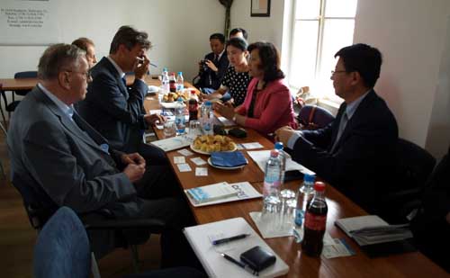 青岛市的代表团访问了匈牙利企业家和雇主协会