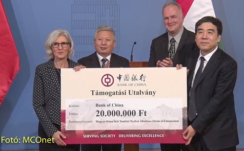 中国银行向中匈双语学校捐赠2000万福林