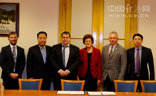 罗兰大学与欧亚联合发展中心签署合同