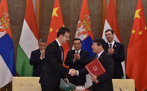 李克强与匈牙利总理Orbán Viktor、塞尔维亚总理武契奇共同出席匈塞铁路合作文件签字仪式