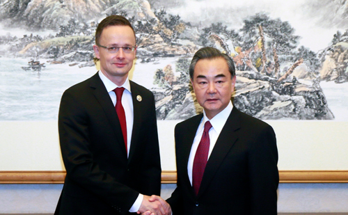 王毅会见匈牙利外交与对外经济部部长西雅尔多